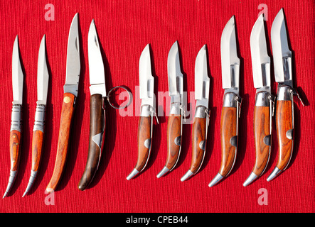 Raccolta di jacknife spagna stile manico di legno su sfondo rosso Foto Stock