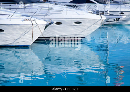 Blu mare mediterraneo acqua nel porto di Spagna Foto Stock