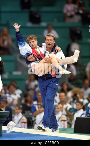 Bela Karolyi USA Coach porta Kerri Strug (USA) con la sua caviglia infortunata alla presentazione della medaglia d oro Foto Stock