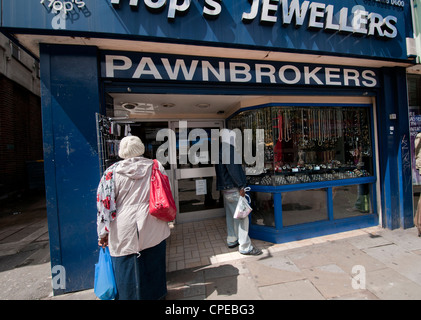 Pedina negozio di Broker a Lewisham Londra sud Foto Stock