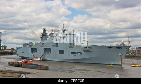Oceano HMS Royal Navy carrier elicottero ormeggiato a Greenwich come parte dell'operazione di sicurezza per Londra 2012 Giochi Olimpici Inghilterra Foto Stock