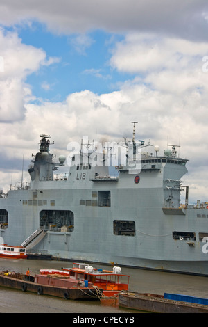 Oceano HMS Royal Navy carrier elicottero ormeggiato a Greenwich come parte dell'operazione di sicurezza per Olimpiadi di Londra 2012 Inghilterra Foto Stock