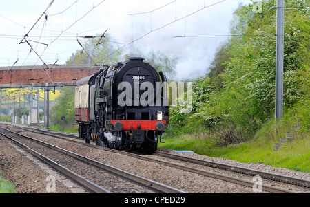 Il Britannia 7000 nuova classe mainline locomotiva a vapore sulla costa est mainline a sud della stazione a Retford, Nottinghamshire Foto Stock