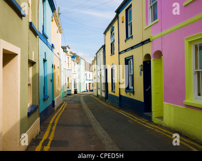 Colorate casette a schiera in Irsha Street nel villaggio costiero di Appledore, Devon, Inghilterra. Foto Stock