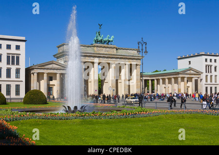 La Porta di Brandeburgo, quadrato, Pariser Platz, primavera, Berlino, Germania, Europa Foto Stock