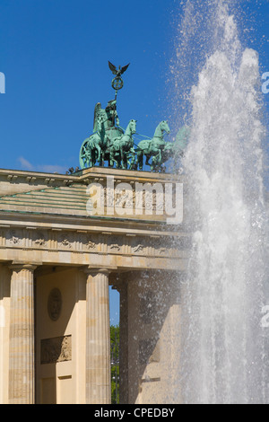 La Porta di Brandeburgo, Fontana, Berlino, Germania, Europa Foto Stock