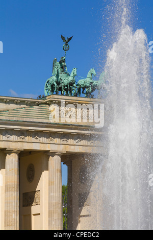 La Porta di Brandeburgo, Fontana, Berlino, Germania, Europa Foto Stock