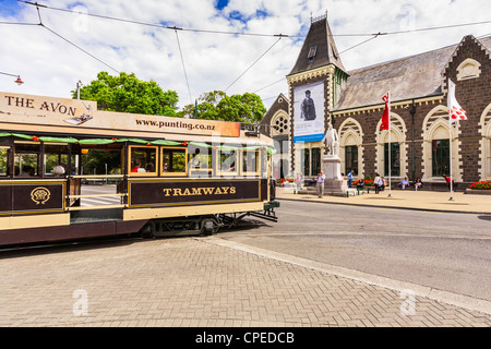 Un edificio restaurato del tram si trasforma da Worcester Boulevard in Rolleston Avenue, passato il Museo di Canterbury a Christchurch, Nuova Zelanda. Foto Stock