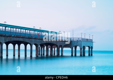 Boscombe Pier al crepuscolo, Bournemouth Dorset, Inghilterra. Foto Stock