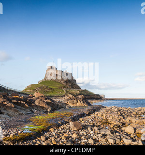 Lindisfarne Castle sull Isola Santa, al largo della costa di Northumberland nel nord-est dell'Inghilterra. Foto Stock