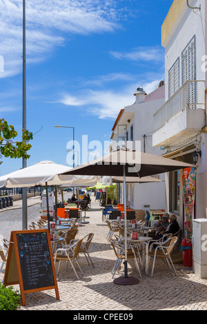 Cafe' sul marciapiede sul lungomare del resort di Cabanas, vicino a Tavira, Algarve Orientale, Portogallo Foto Stock