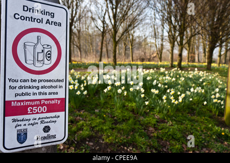Close-up di un controllo potabile sono segno in un parco pubblico di Reading, Berkshire Foto Stock