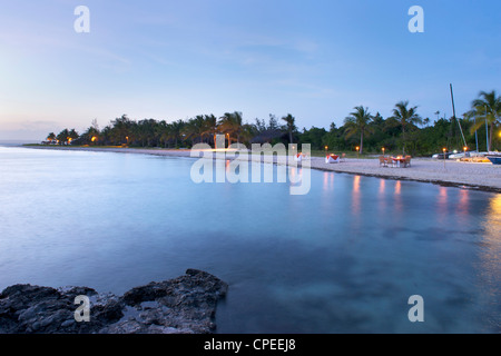 Cena tabelle sulla spiaggia di Matemo lodge nell'arcipelago Quirimbas in Mozambico. Foto Stock