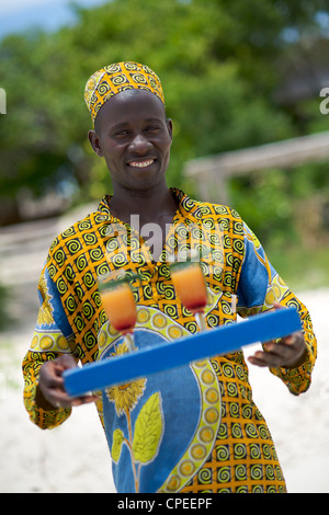 Drink di benvenuto al Guludo beach lodge nel Quirimbas National Park nel nord del Mozambico. Foto Stock