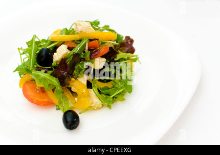 Fresca insalata greca sulla piastra bianca Foto Stock