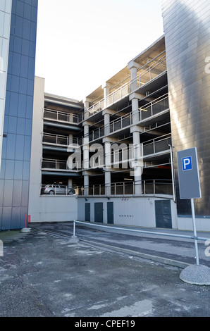 Vista di multi-livello edificio parcheggio per veicoli. Foto Stock