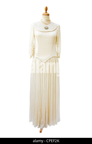 Antiquariato genuino 1930 white satin abito da sposa. Lunghezza intera. Isolato su sfondo bianco. Foto Stock