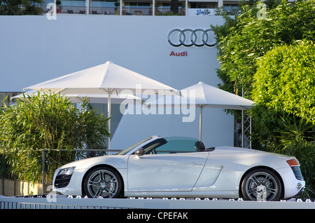 CANNES, Francia - 13 Maggio 2011: lusso audi rs spider visualizzati sulla Croisette durante la 64 edizione del film festival il 13 maggio a Cannes, Francia Foto Stock