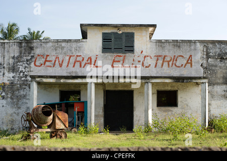 Portoghese ex centrale elettrica nel villaggio di Ibo su ibo isola nell'arcipelago Quirimbas nel Mozambico settentrionale. Foto Stock