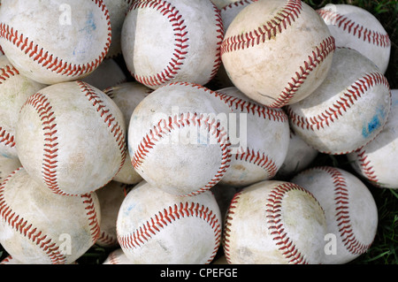 Pila di vecchi baseballs Foto Stock