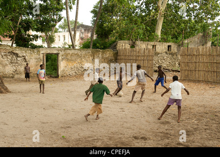 Ragazzi che giocano a calcio su ibo isola nell'arcipelago Quirimbas al largo delle coste del nord del Mozambico. Foto Stock