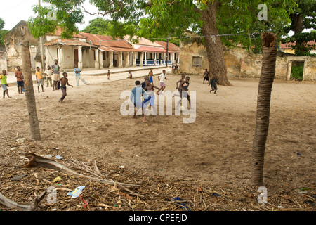 Ragazzi che giocano a calcio su ibo isola nell'arcipelago Quirimbas al largo delle coste del nord del Mozambico. Foto Stock