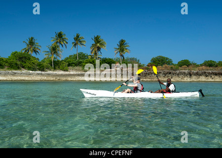 Kayak intorno mogundula isola nell'arcipelago quirimbas nel Mozambico settentrionale. Foto Stock