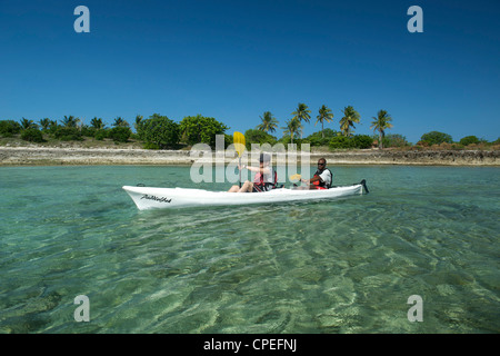 Kayak intorno mogundula isola nell'arcipelago quirimbas nel Mozambico settentrionale. Foto Stock