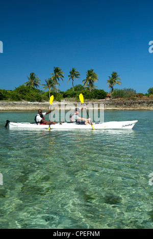 Kayak intorno Mogundula isola nell'arcipelago Quirimbas nel Mozambico settentrionale. Foto Stock