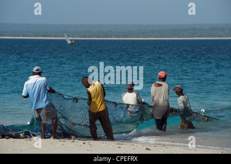 I pescatori tirando le loro reti sulla Mogundula isola nell'arcipelago Quirimbas nel Mozambico settentrionale. Foto Stock