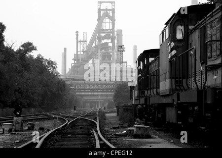 Una vecchia locomotiva di un abbandono di opere in acciaio, Pechino Foto Stock