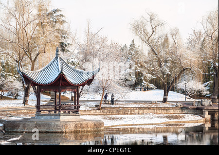 Il padiglione cinese in inverno, un parco di Pechino Foto Stock