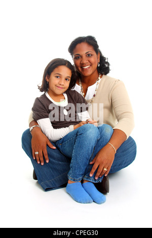 Donna di minoranza e la figlia su sfondo bianco Foto Stock