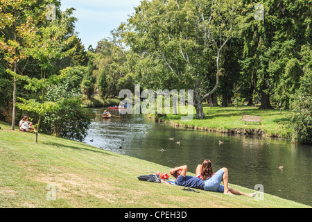 Persone relax sulle rive del fiume Avon in Hagley Park., Christchurch, Nuova Zelanda Foto Stock