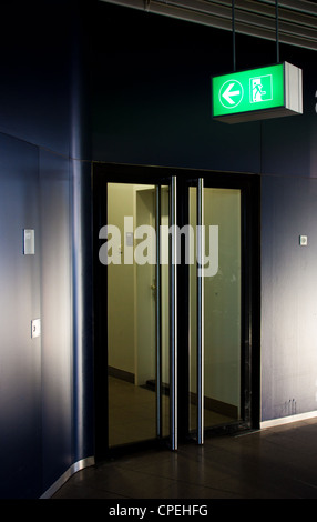 Uscita di emergenza sign in uffici moderni all'interno di un impianto industriale Foto Stock