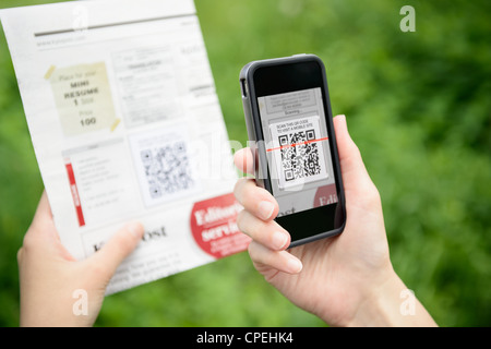 La pubblicità di scansione con il codice QR sul cellulare smart phone. Foto Stock