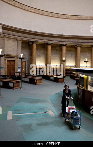 Libri di essere rimosso dalla Biblioteca centrale di Manchester avanti dei suoi importanti lavori di rinnovo Foto Stock