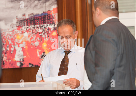 Ambasciatore egiziano in Austria durante la fase di apertura delle buste dei voti. Foto Stock