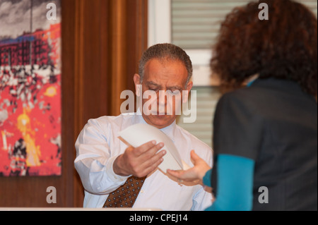 Ambasciatore egiziano in Austria durante la fase di apertura delle buste dei voti. Foto Stock