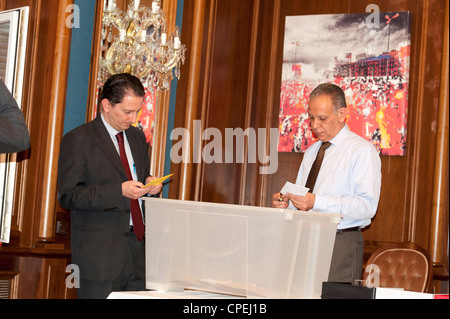 Ambasciatore egiziano in Austria durante la fase di apertura delle buste dei voti. Foto Stock