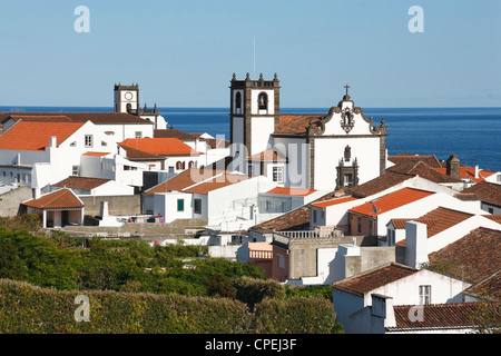 Case e chiese nelle città di Vila Franca do Campo. Sao Miguel island, Azzorre, Portogallo Foto Stock