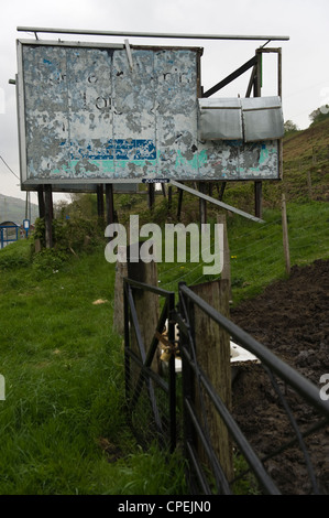 JCDecaux abbandonati per la pubblicità tramite Affissioni sito sulla strada vicino a Merthyr Tydfil South Wales UK Foto Stock