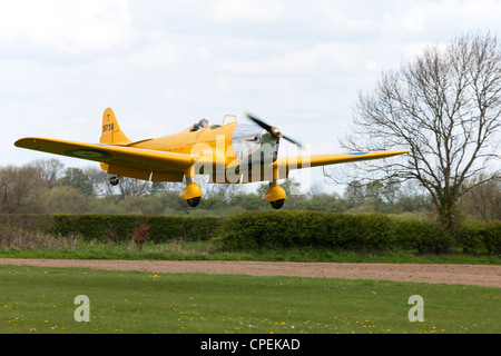 Miglia M14un falco Trainer (Magister) T9738 G-AKAT in atterraggio a Breighton Airfield Foto Stock