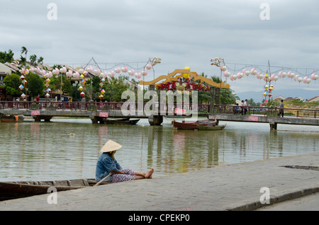 Il Vietnam, da nang. centro storico del XV secolo villaggio di Hoi An. Vista su un hoi passerella. Foto Stock