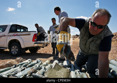 International Bomb Disposal membri preparare la demolizione di ordigni inesplosi vicino a Sirte, in Libia Foto Stock