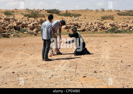 Ordigni inesplosi viene preparato per la detonazione da membri di ONG internazionali al di fuori di Sirte, Libia Foto Stock