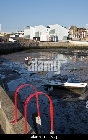 Una vista del Turner Galleria d'Arte Contemporanea e Droit House Margate dalla parete del porto con corrimano di rosso per un gatto scaletta Foto Stock