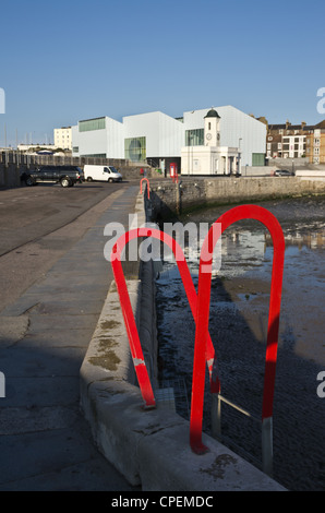 Una vista del Turner Galleria d'Arte Contemporanea e Droit House Margate dalla parete del porto con corrimano di rosso per un gatto scaletta Foto Stock