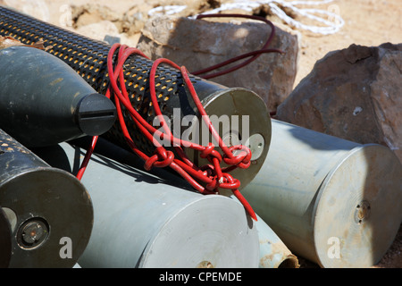 Ordigni inesplosi viene preparato per la detonazione da membri di ONG internazionali al di fuori di Sirte, Libia Foto Stock