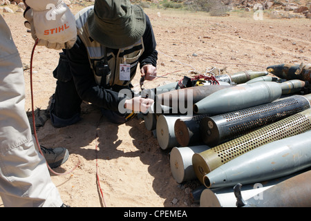 Ordigni inesplosi viene preparato per la detonazione da membri di ONG internazionali al di fuori di Sirte, Libia Foto Stock